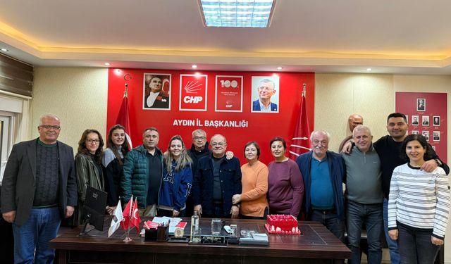 CHP'den, Hikmet Saatçı'ya doğum günü sürprizi: Pastadaki yazı dikkat çekti