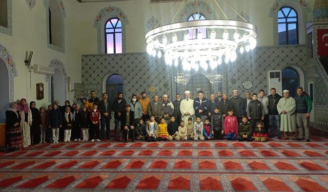 Germencik’te örnek etkinlik: Dede, oğul ve torunlar namazda buluştu