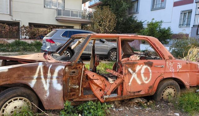 Hurda araç mahalleyi bezirdi, 15 yıldır aynı yerde çürüyor