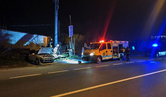 Nazilli'de otomobil ağaca ok gibi saplandı; 1 ağır yaralı