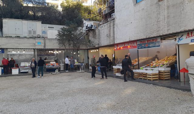 Kuşadası Balık Hali geçici yerinde hizmete başladı