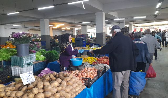 Kuşadası semt pazarında kış tezgahları sevindirdi