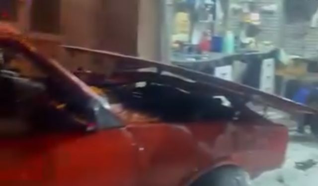 Aydın'da otomobil berber salonuna daldı