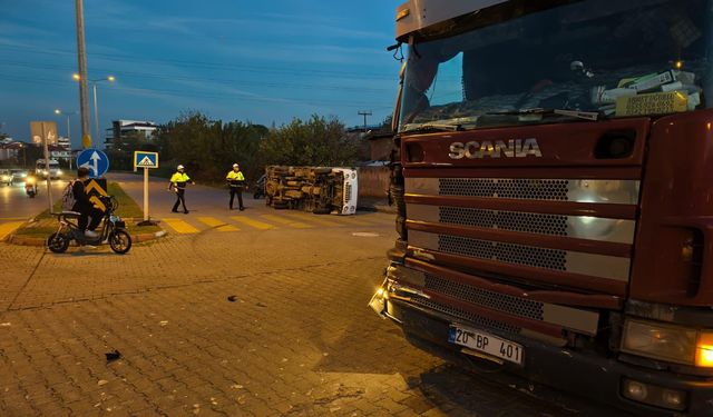 Nazilli’de Tır ile Kamyonet Çarpıştı: Kamyonet Yol Levhasına Çarparak Yan Yattı