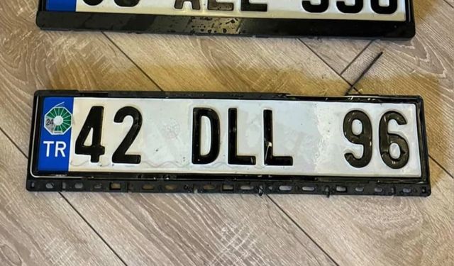 Yağmurda plakası düşen düşene