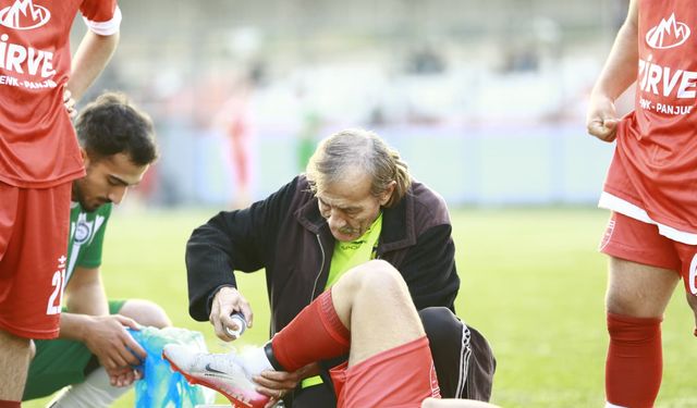 Yeşil sahaların emektarı; Futboldan kopamadı