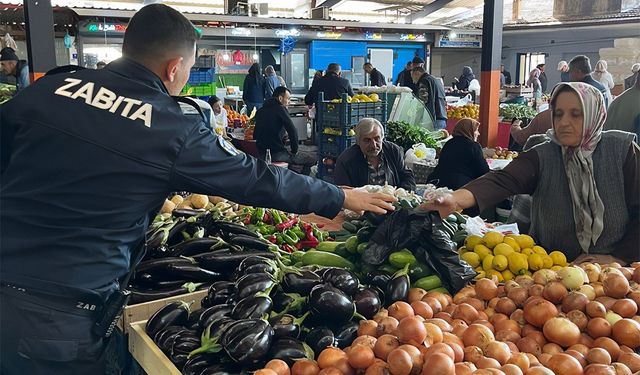 Zabıta ekiplerinden pazarcı esnafına çöp poşeti desteği