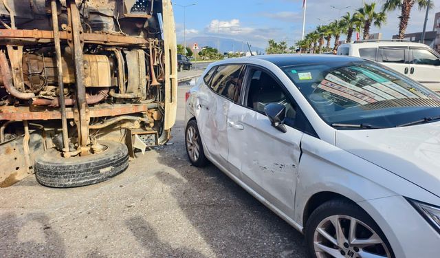 Nazilli'de yürekler ağza geldi: İş makinesi yüklü kamyon devrildi