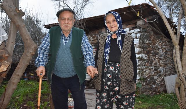 Karacasu'da 68 yıllık evli çift 4 ay arayla vefat etti: Mutlu evliliğinin formülünü açıklamışlardı