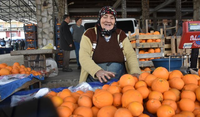 72 yaşındaki pazarcı Kanmaz Teyze: "Gençler ellerinde telefon, çalışmak istemiyor