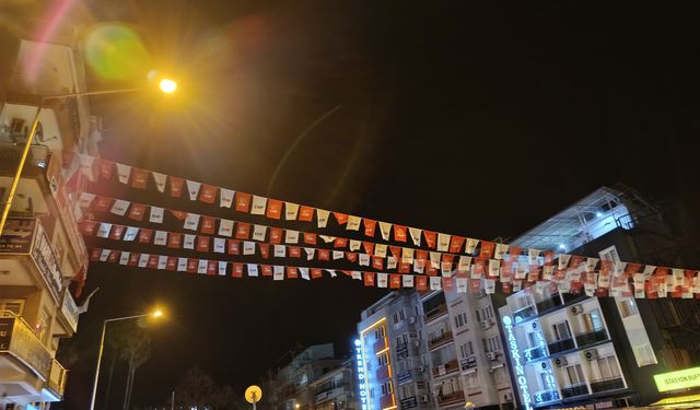 Aydın’daki bayrak krizi Nazilli’ye sıçradı: Meydan CHP bayraklarıyla doldu