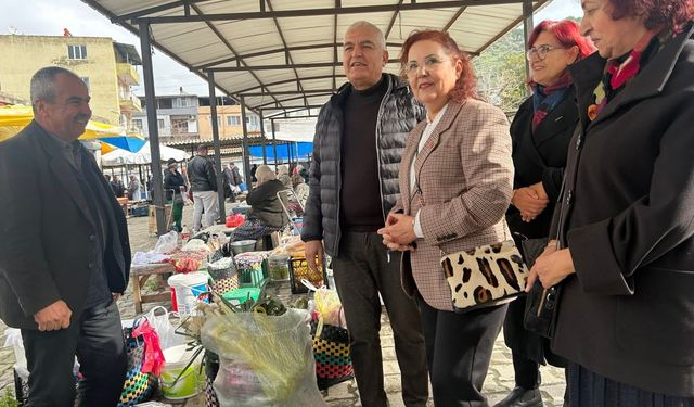CHP’li kadınlar, Koçarlı pazarının nabzını tuttu