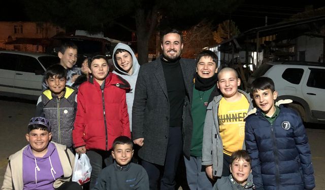 Karacasu Ataköy'de çocuklar camide film izleyip kitap okuyor