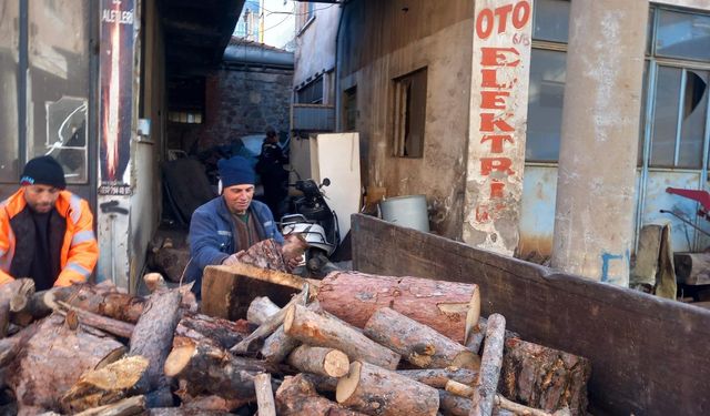 Karacasu Belediyesinden o aileye odun yardımı