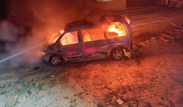 Karacasu’da ticari araç alevlere teslim oldu