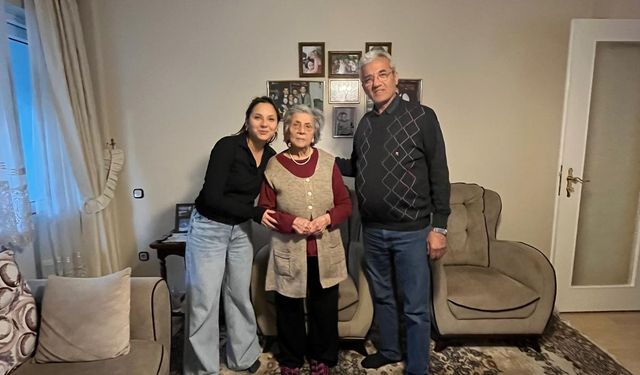 Karacasulu Zehra Teyze, 86 yaşında CHP üyesi oldu