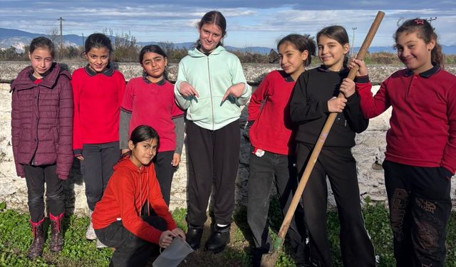 Koçarlılı öğrenciler, dostluk fidanları dikti