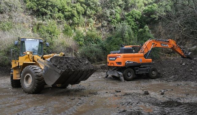 Kuşadası Belediyesi selin yaralarını sarmak için saha çalışmalarını sürdürüyor