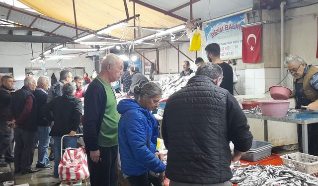 Kuşadası'nda kış güneşi balık tezgahlarında açtı