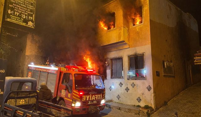 Kuşadası’nda metruk binada korkutan yangın
