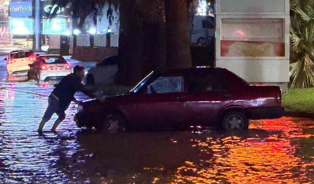 Kuşadası’nda sağanak yağış yolları göle çevirdi