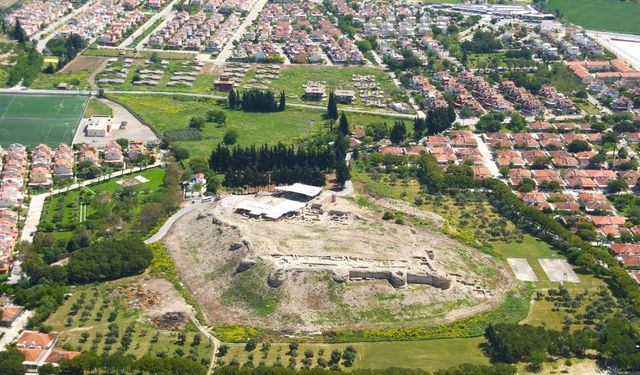 Kuşadası'nda şiddetli fırtına, tarihi ortaya çıkardı