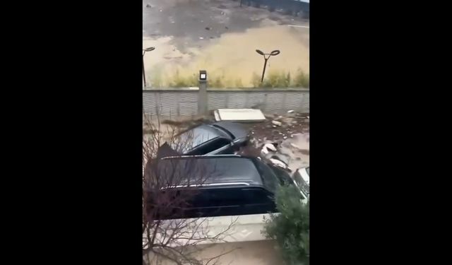 Kuşadası'nda şiddetli yağış araçları sürükledi