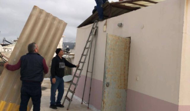 Kuşadası'nda şiddetli yağış semt pazarını vurdu