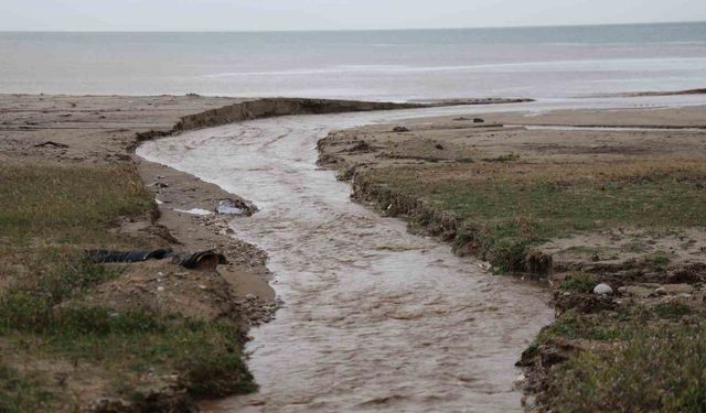 Sel suları denizin rengini değiştirdi