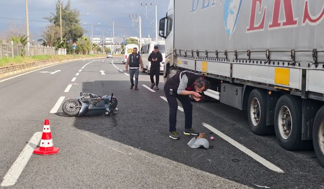 Nazilli'de motosiklet TIR'a çarptı; 1 yaralı