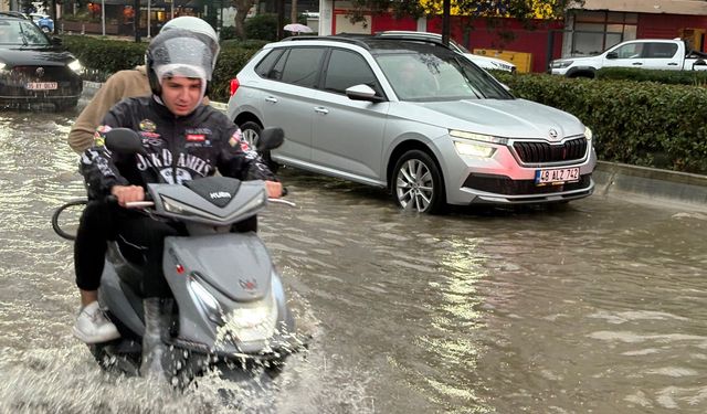 Sağanak yağış hayatı olumsuz etkiledi: Caddeler göle döndü