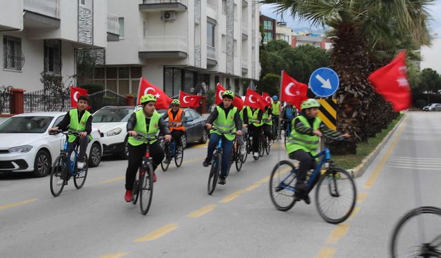 Aydın’da öğrenciler bayrak sevgisi için pedal çevirdi
