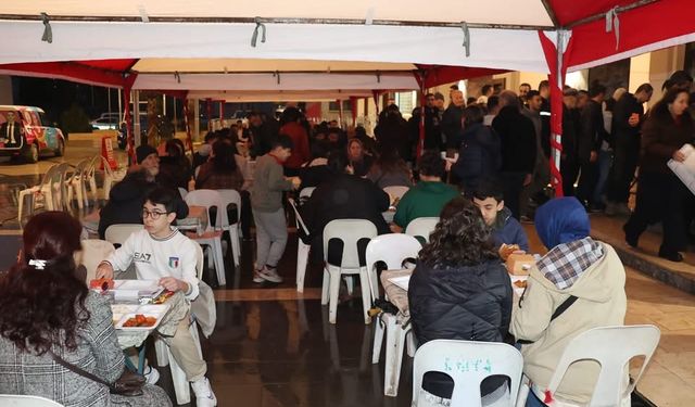 Başkan Arıcı sözünü tuttu, çocuklar hamburgerle oruçlarını açtı