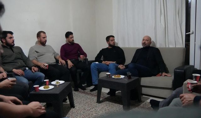 Başkan Arıkan sahurda gençlerle buluştu, kendi elleriyle menemen yaptı