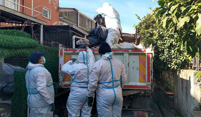 Aydın'da çöp ev: 13 kamyon çöp çıkartıldı