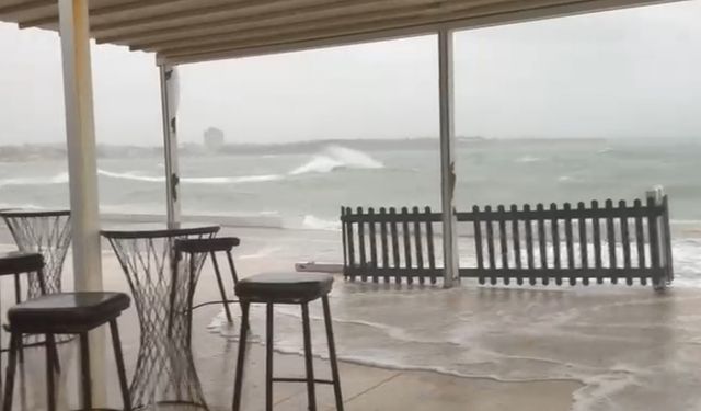 Didim'de fırtına denizi taşırdı: Kafe su altında kaldı