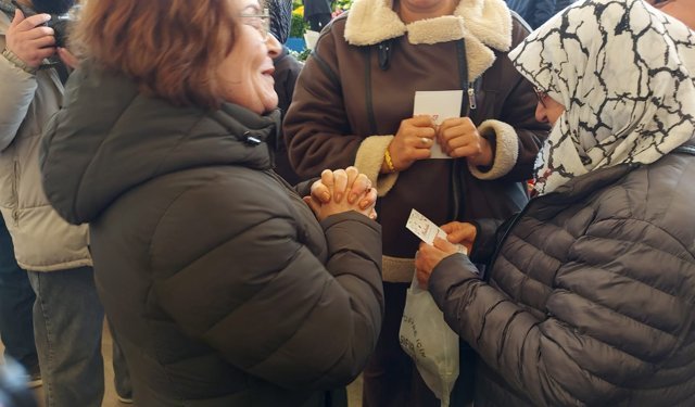 Gençay, Baharın müjdecisi bileklikleri halka dağıttı