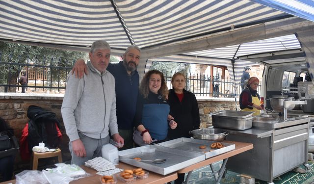 Karacasu'da depremzede aile depremde hayatını kaybedenleri lokma hayrıyla andı