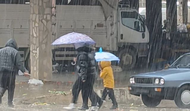 Karacasu'da güneşli başlayan haftalık pazar yağışla sona erdi