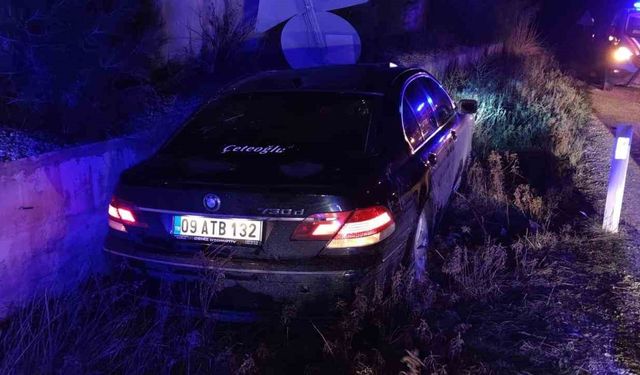 Karacasu'da sıkışan sürücünün imdadına itfaiye yetişti