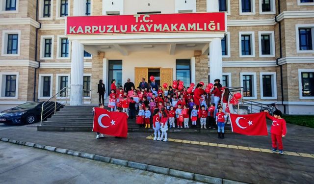 Aydınlı miniklerden bayrağa saygı