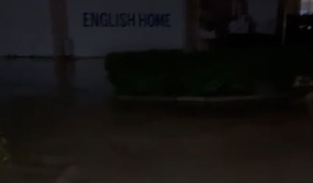 Kuşadası’nda dere taştı, alışveriş merkezi sular altında kaldı