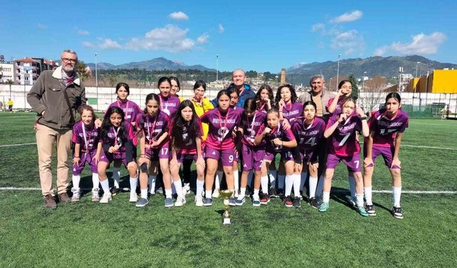 Nazilli Beşeylül Ortaokulu kız futbol takımı il şampiyonu oldu