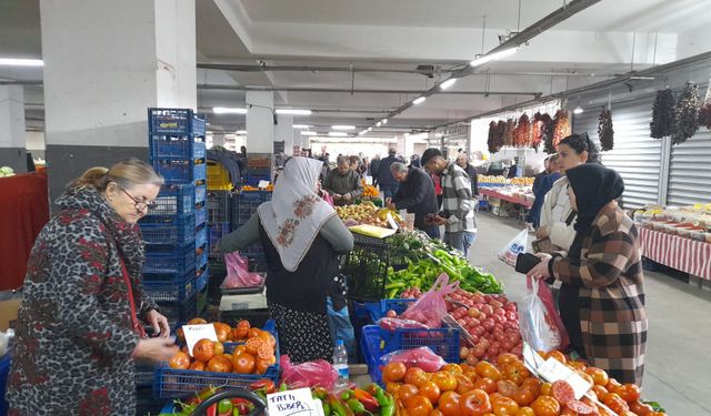 Ramazan’da pazar ateşi: Kuşadası’nda vatandaş tane ile alıyor, esnaf satamıyor