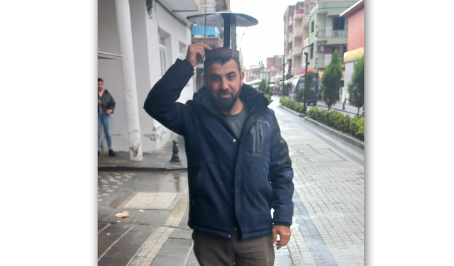 Germencik’te şaşkınlık veren görüntü: Baca kapağını başına taktı