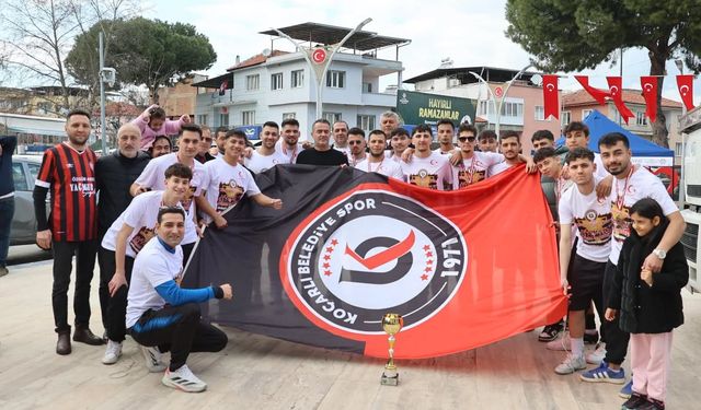 Şampiyon kupasına kavuştu: Üstü açık araçla şampiyonluğu kutladılar