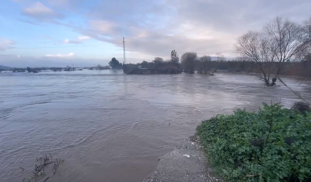 Sarıçay taştı, Bağarası’nda tarım arazileri sular altında