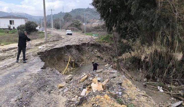 Söke’de yol çöktü