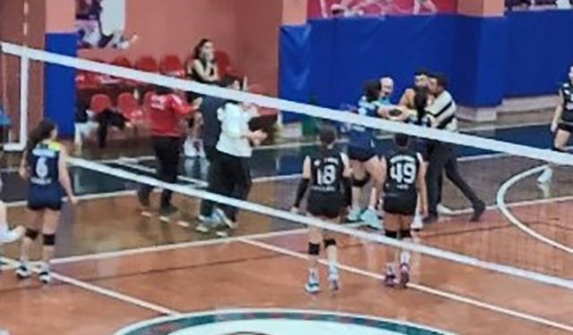 Aydın'da maç bir anda karıştı, taraftar sahaya girdi