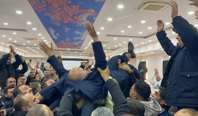 Yeni başkan havalara uçtu, kucakta taşındı